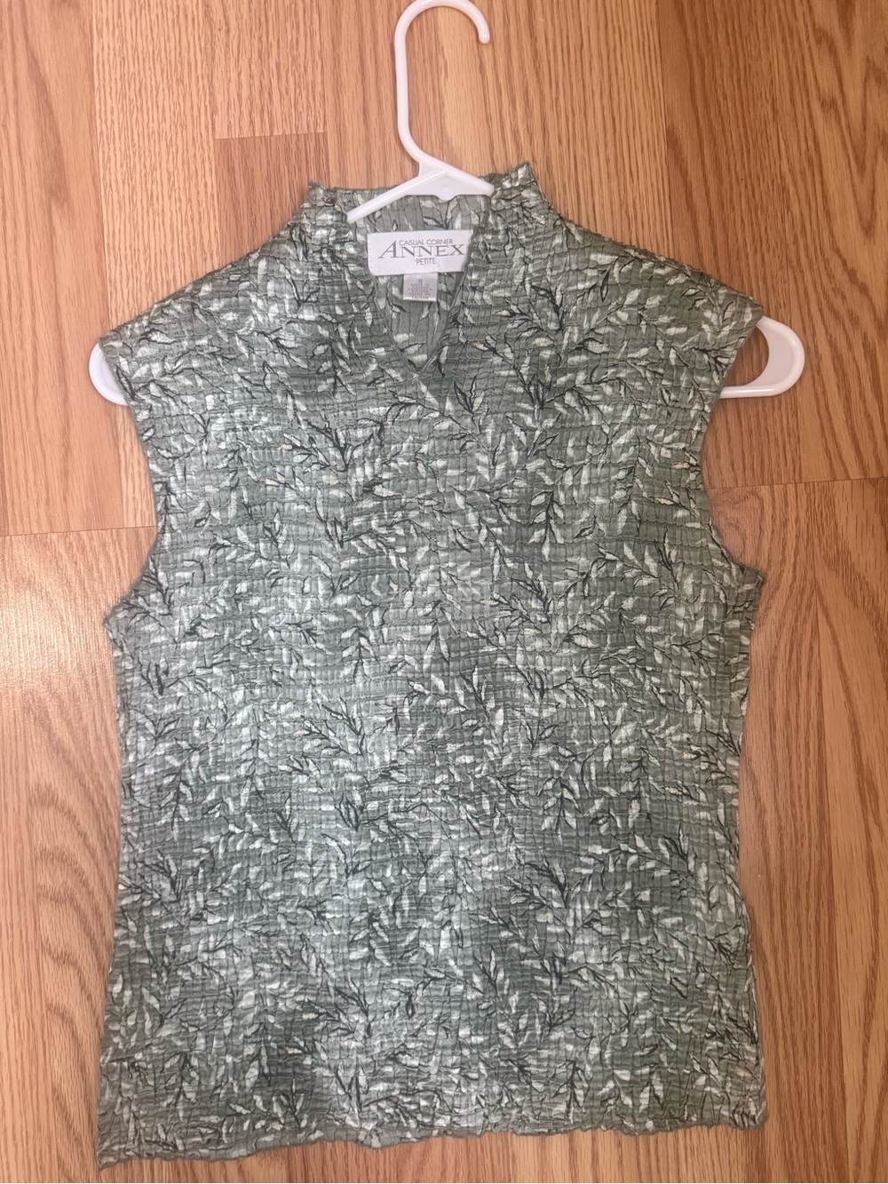 Casual Corner Sleeveless Mock Neck Tank in Sage and Ivory Leaf Print